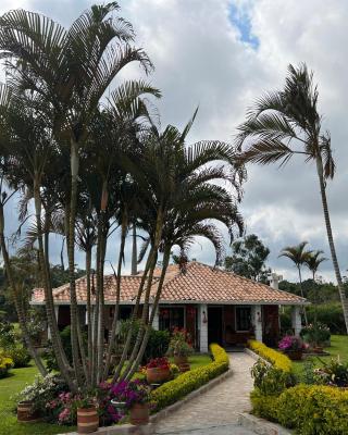 Hermosa Cabana con bonito Jardin y piscina en la Mesa de los Santos