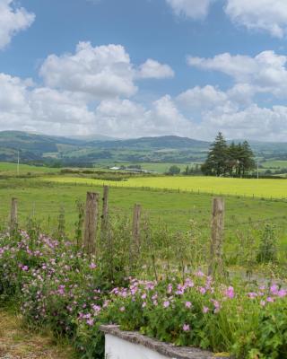 Summer Cottage located in rural Welsh Countryside, beautiful mountain views, Ideal for Snowdonia walkers