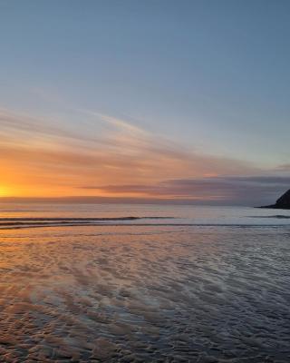 Impeccable Beachfront 2-Bed Cottage in St Bees