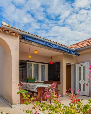 Gorgeous Apartment In Cres With Kitchen
