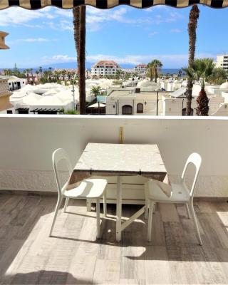 Sunset apartment with sea view and free WIFI in the heart of Las Americas