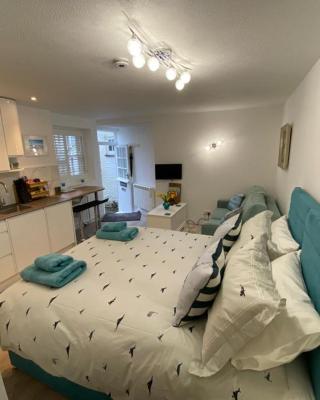 Sweet Caroline - luxury studio stone’s throw from Mousehole harbour