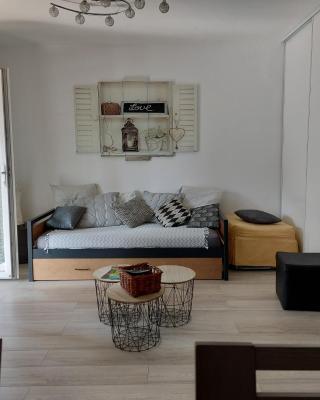 Home Tranquille Dans la Cité du Mimosa - 2 étoiles - Axelle Loc'Appart