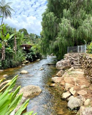 Bangalo a beira do rio em plena natureza