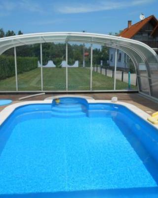 schönes Ferienhaus mit grossen Pool 250 m vom Balaton
