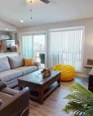 AH-B204 Remodeled 2nd Floor Condo, Shared Pool & Hot Tub, Near Marina