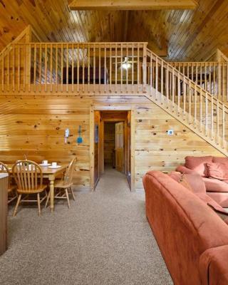 Beautiful 2 Bed Cabin with Hot Tub and Resort Pool