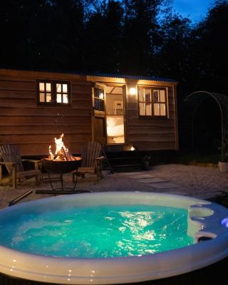 Luxury, rural Shepherds Hut with hot tub nr Bath
