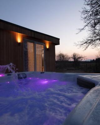 Allt Mor Rentals - Chalet with hot tub, And Studio Apartment no hot tub