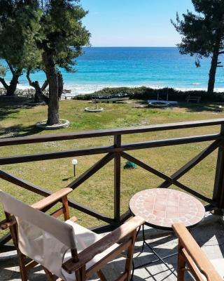 Delfini Villa, beachfront 2-bdrm maisonette