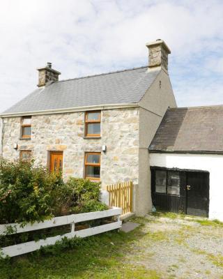 Ty Rhos, Farm Stay, sleeps 4, Rhoshirwaun 2 miles from Aberdaron