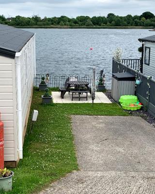 Lovely 4 berth caravan on 7 Lakes Country Park at Crowle North Lincolshire