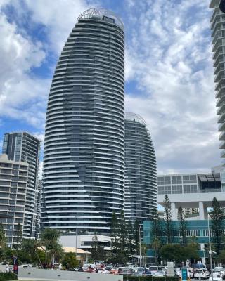 4 Bedroom Huge Sub Penthouse SKY HOME Level 31 Magnificent VIEWS Oracle Broadbeach LUX 260m2 Family Apartment, Sleeps 8 Adults and 2 Children, Sofa Bed , Portacot, High Chair Central Loc Walk to Everything