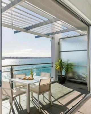 Life on Water- Princes Wharf apartment with fabulous views