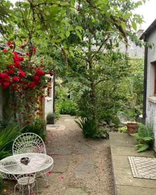 Entire unique tiny house - Moss Cabin