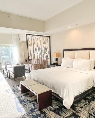 Modern Private Studio - King bed, Jacuzzi, Balcony and Pool