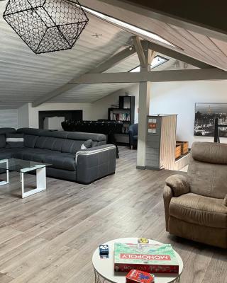 Duplex avec poêle à granulés et garage à motos