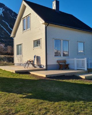 Lauvåsstua-Charming house by the sea