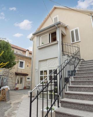 Lovely Apartment In Sinj With Wifi