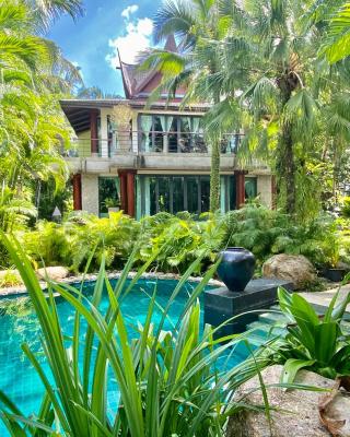 Villa in the Garden, Surin Beach with private spa.