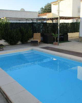 Casa con piscina privada en barrio tranquilo