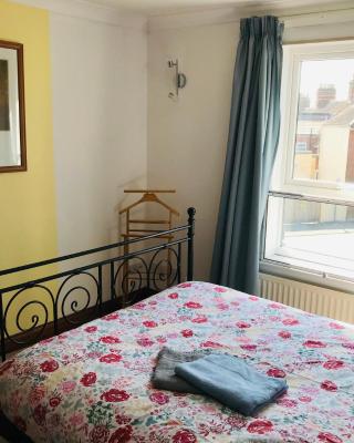 Cosy house, 3 bedrooms, private parking, wifi, patio