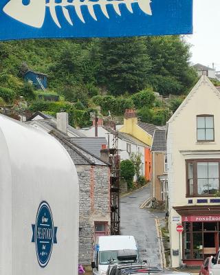 Fishermen's cottage with log burner, 2 bathrooms & sea views from garden terraces