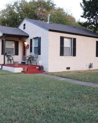 Charming 2 bedroom Retreat minutes from Downtown