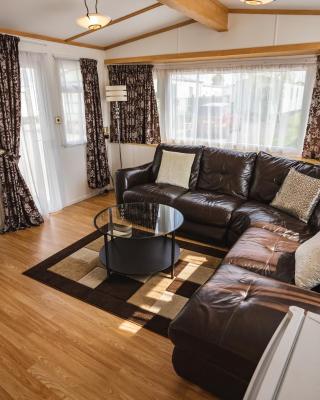 Lochlands 2br family caravan - pets-play park