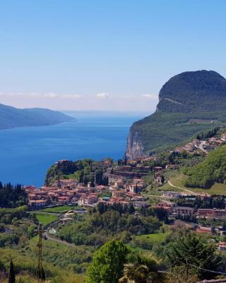 Casa Palanca 2 balcony lake view By Garda Domus Mea