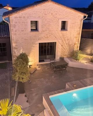 Maison chaleureuse avec piscine et parking