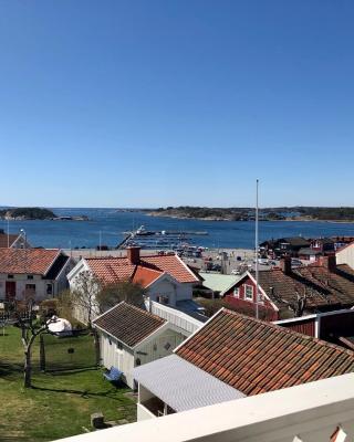 Vacker våning med havsutsikt i Strömstads centrum.