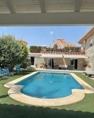 Habitación con baño privado frente a la piscina, máximo 2 Personas, no es la casa completa