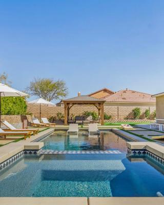 GAMEROOM, King Beds, Movie Projector, Heated Saltwater Pool, Golf and Games!