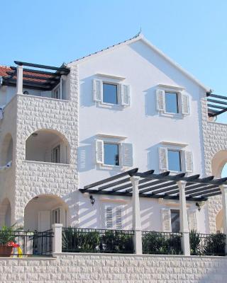 Apartments Villa La Riva - Seafront accommodation