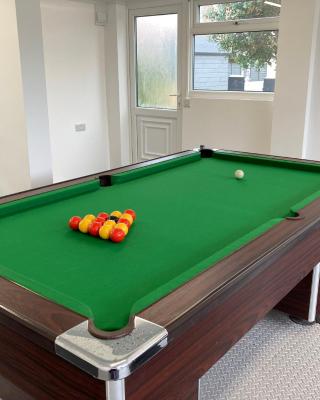 18 Cheerful 2 bed bungalow, hot tub, gym, pool table