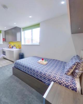 New House - Magnificent Studios in Coventry City Centre, free parking, by COVSTAYS