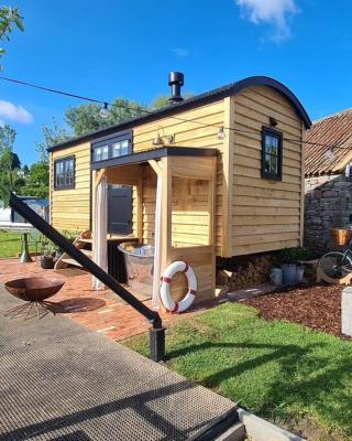 Island Hut - Outdoor bath tub, firepit and water equipment