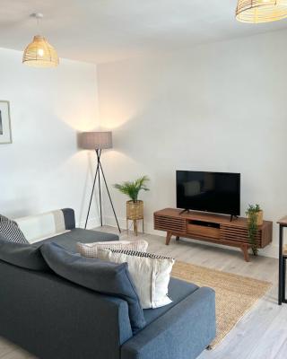 2 Bedroom Serviced Apartment with Free Parking, Wifi & Netflix, Basingstoke