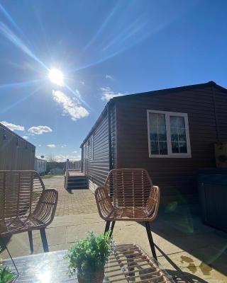 Aintree Lodge - Hot Tub - Northumberland