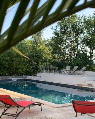 Gîte avec piscine privée au coeur d'une forêt de chênes proche de Vallon Pont d'Arc