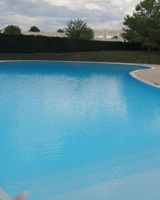 Romantisme et glamour avec spa, piscine et jardin