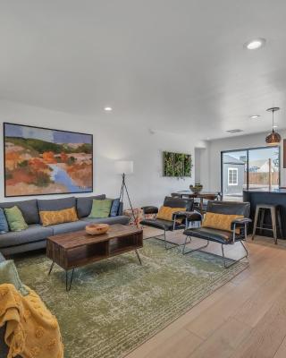 The Palms in Gilbert, AZ - A Desert Getaway with Hot Tub, Private Office with Free Wi-Fi, Walk to Heritage District, Custom Murals & Artwork, Outdoor Games, 20 minutes to Bell Bank Sports Facility, Scottsdale & Phoenix Airport, home