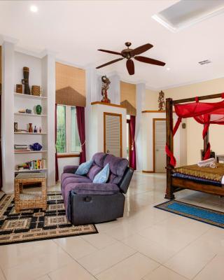LUXURY Apartment Studio PORT DOUGLAS 65 SQ MTRS and Bath