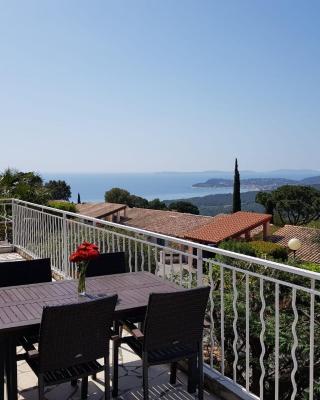 Villa mit großartigem Panoramablick auf das Meer und direkt am Pool