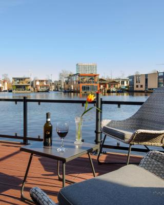 Houseboat studio with canalview and free bikes