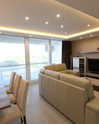 Wileg 4B Luxury Two Bedroom Apartment with Shared Swimming Pool.
