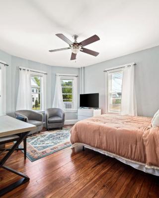 Cozy Up in 5BR Apt Near Charming Oak Square