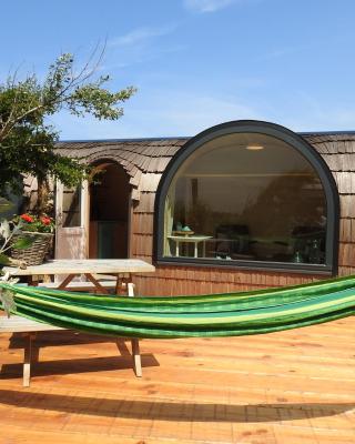 De Hut, in Natuurgebied en vlakbij het Strand