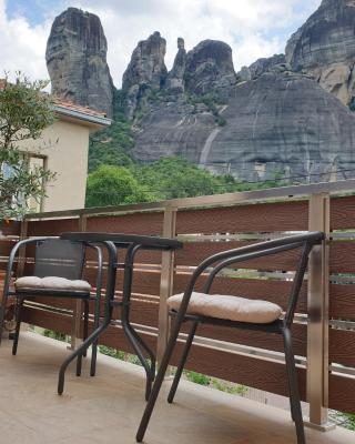 The house under the rocks of Meteora 1
